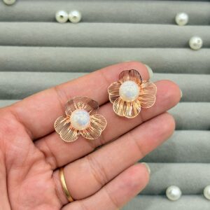 Small flower pearl earring